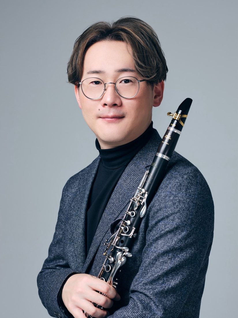 クラリネットを持って微笑む亀居優斗